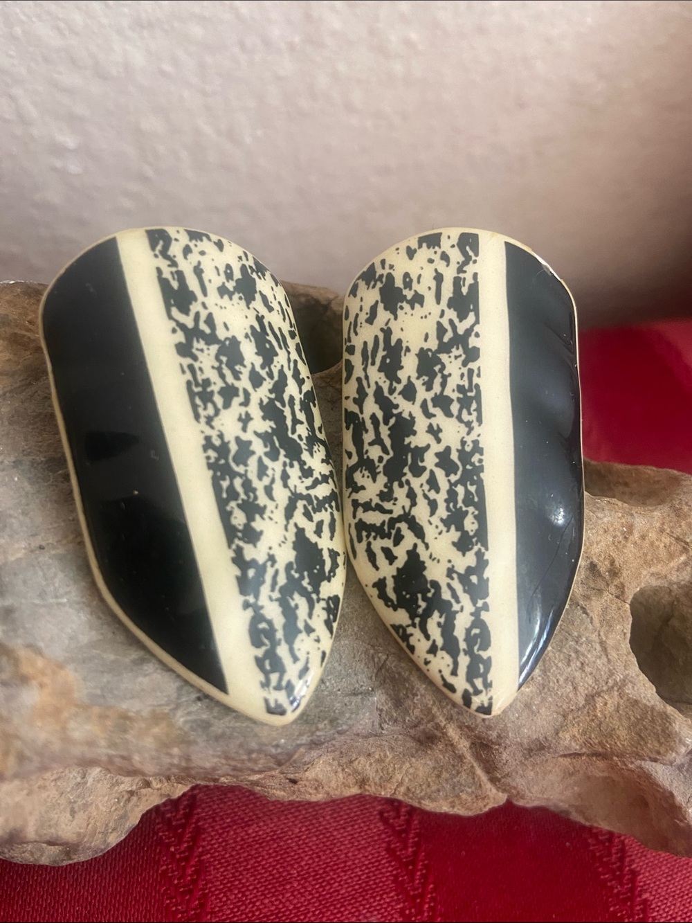 5/$10❤️❤️❤️Vintage 80s Ceramic Black & Cream Speckled Shield Earrings